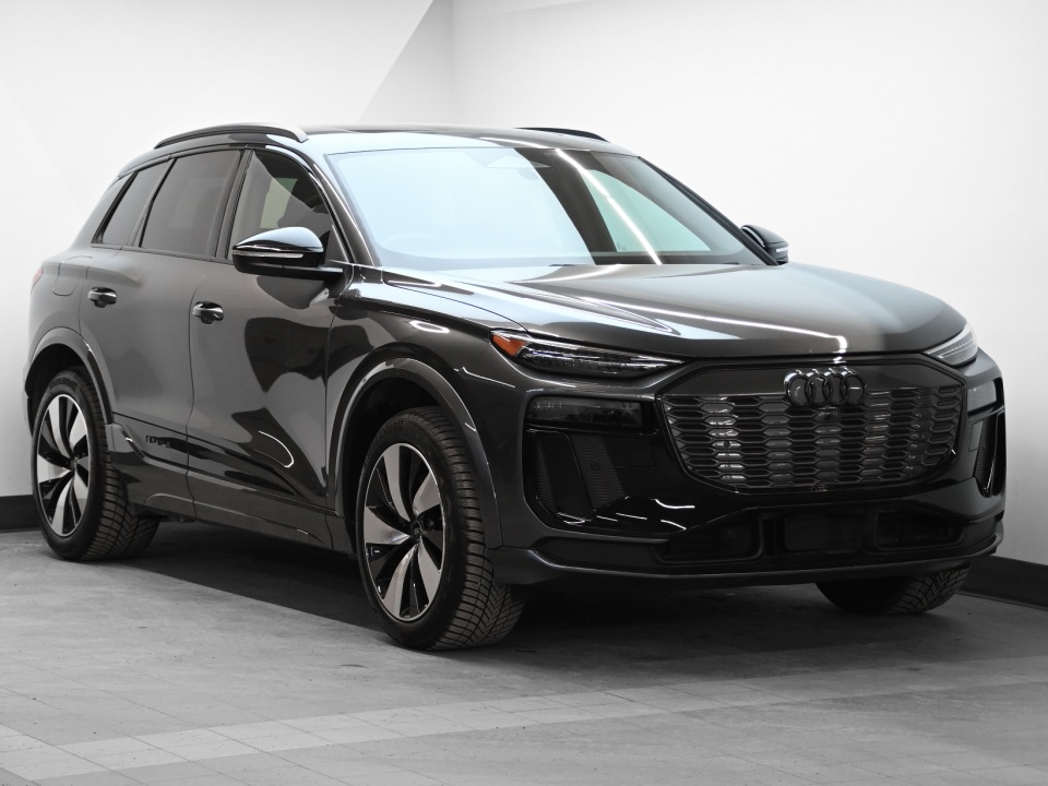 Audi Q6 e-tron quattro Progressiv with Black Optics Package 2025