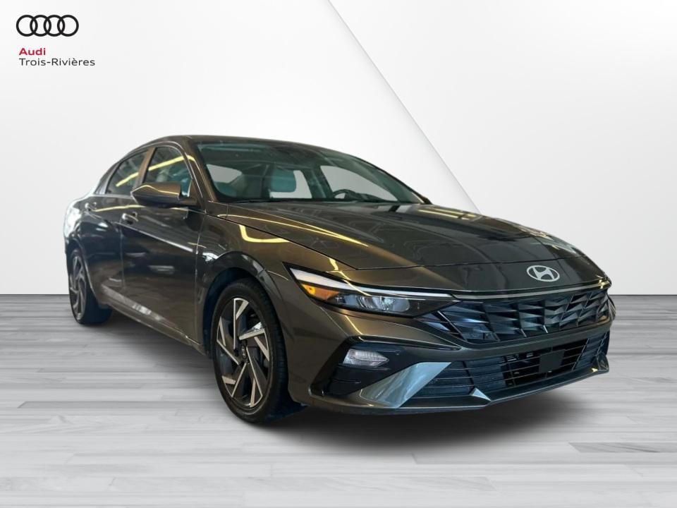 2025 Hyundai Elantra Luxury FWD